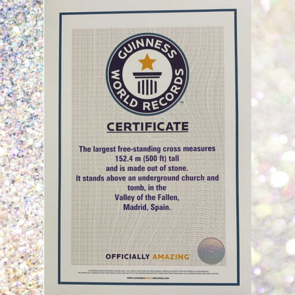 El certificado del Libro Guinness de los Records que acredita a la cruz del Valle de los Caídos como la más alta del planeta