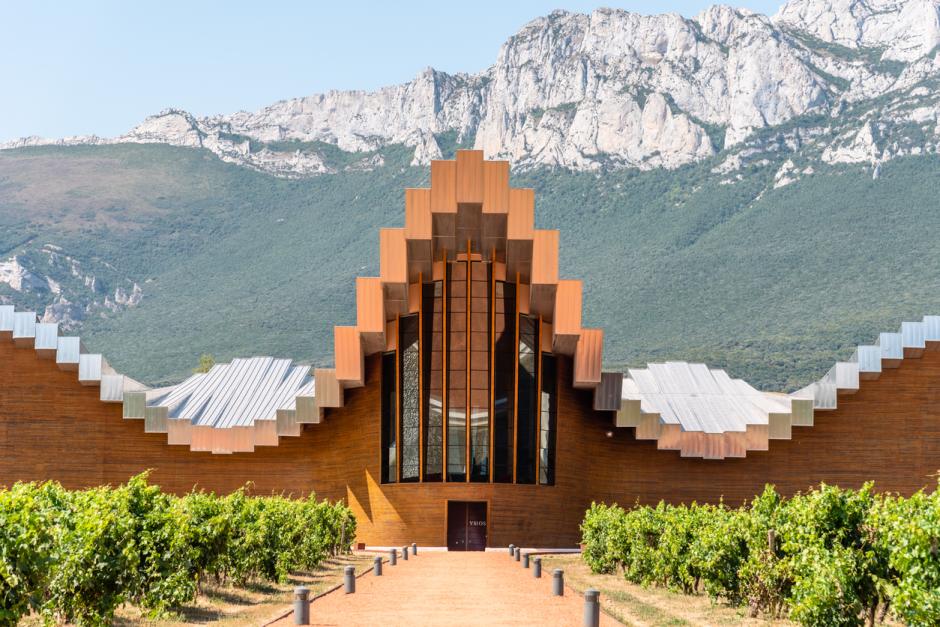 Bodega Ysios de arquitectura futurista en La Rioja Alavesa