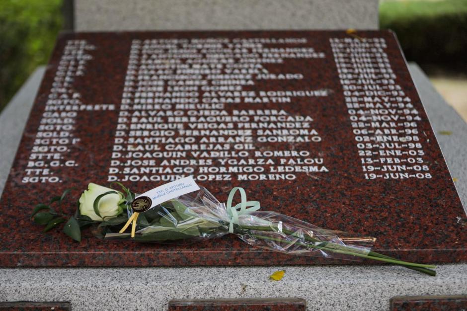 El monolito rinde homenaje a los veintitrés militares y un intérprete local que perdieron su vida en el cumplimiento de su deber
