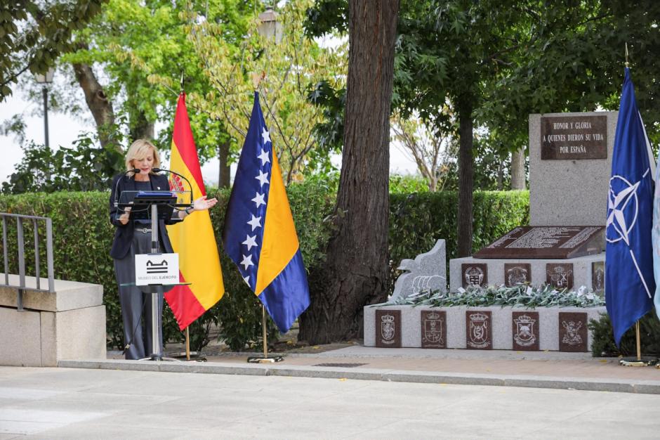 La Embajadora de Bosnia y Herzegovina en España Vesna Andree Zaimović preside la inauguración del monolito