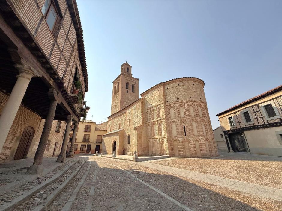 Plaza de la villa e iglesia de Santa María la Mayor en Arévalo (Ávila)