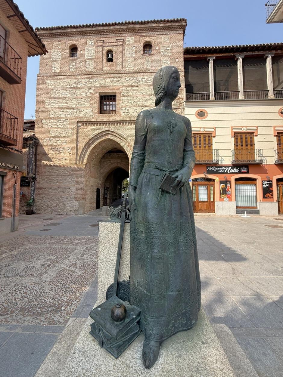 Arco del Alcocer y estatua de Isabel la Católica en Arévalo