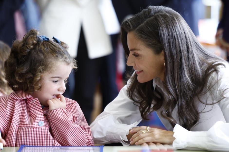 Doña Letizia, con una de las alumnas del Colegio La Gesta de Oviedo