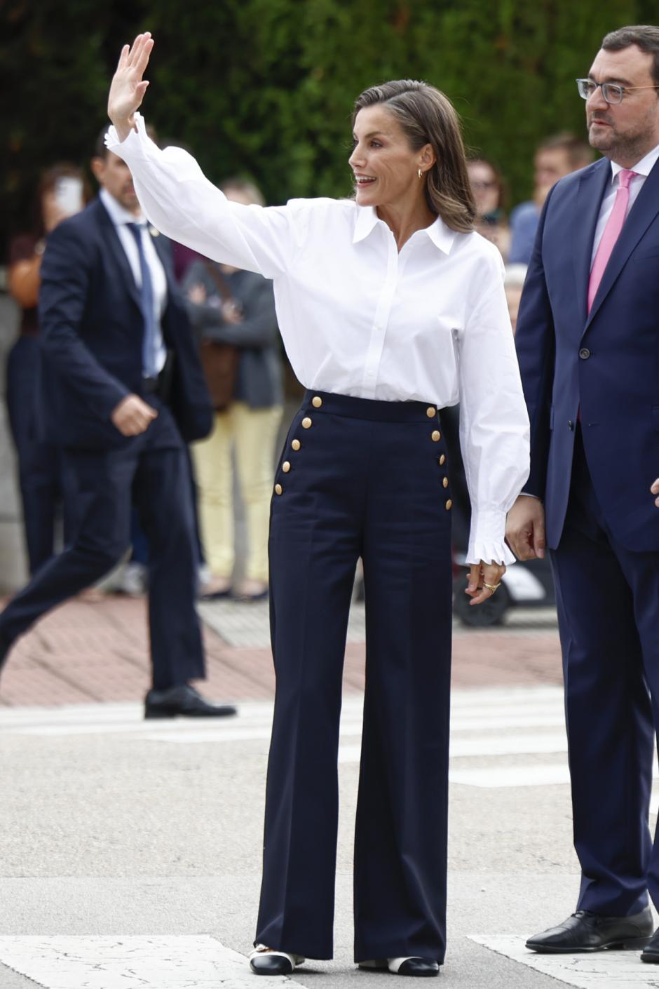 Doña Letizia saluda al público en presencia del presidente del Principado de Asturias, Adrian Barbón