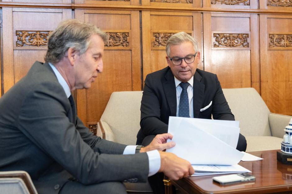 El presidente del PP, Alberto Núñez Feijóo, y el comisario europeo de Interior y Migración, Magnus Brunner