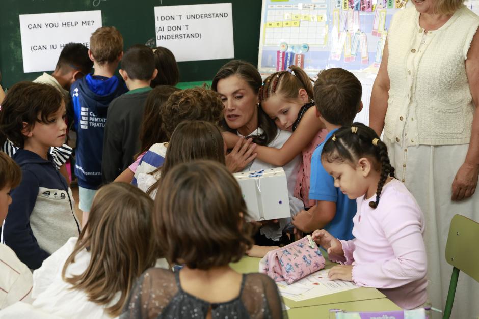 Los niños han recibido a la Reina con abrazos y muestras de cariño
