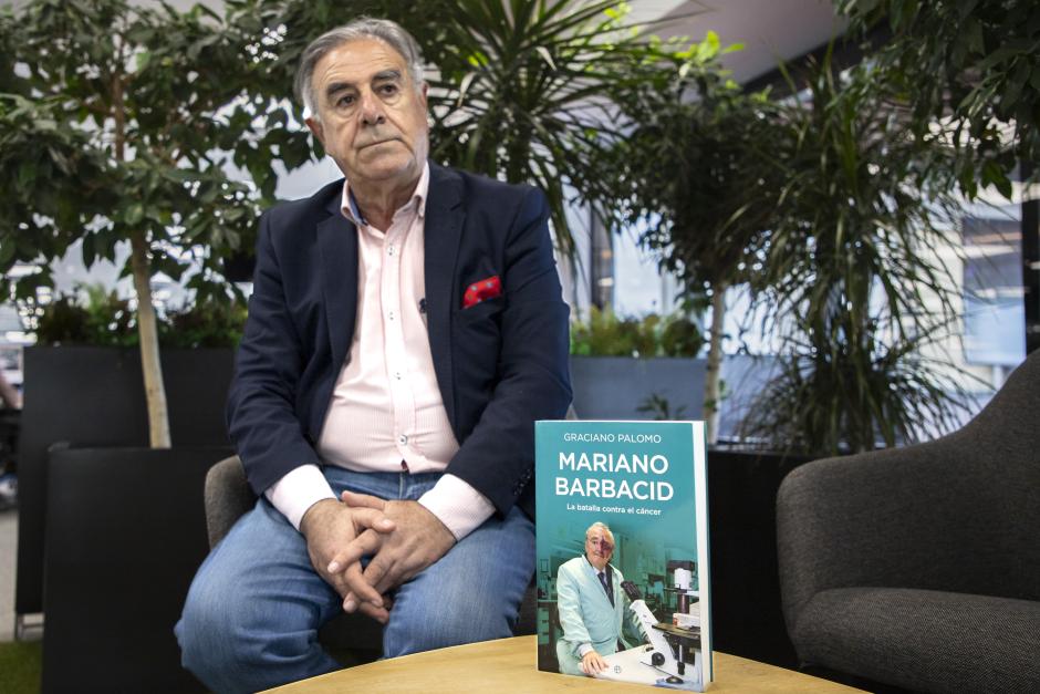 Graciano Palomo junto a su libro