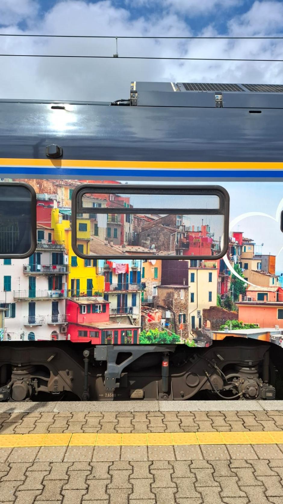 Vagón pintado del tren regional de la Liguria