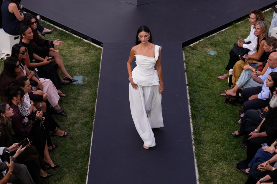 Modelos muestran creaciones de la colección primavera-verano 2027 de Isabel Sanchís