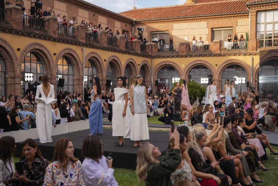 MADRID, 17/09/2026.- Modelos muestran creaciones de la colección primavera-verano 2027 de Isabel Sanchís durante un desfile celebrado en el marco de la Semana de la Moda Mercedes-Benz Fashion Week Madrid, este jueves. EFE/ Borja Sanchez-trillo
