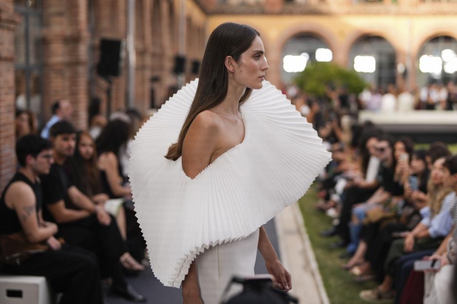 Modelos muestran creaciones de la colección primavera-verano 2027 de Isabel Sanchís durante un desfile celebrado en el marco de la Semana de la Moda Mercedes-Benz Fashion Week Madrid, este jueves. EFE/ Borja Sanchez-trillo