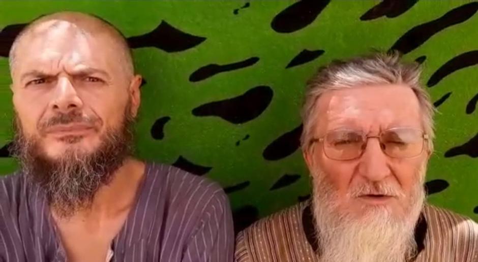 El P. Pier Luigi, a la derecha, durante su cautiverio, junto a otro secuestrado