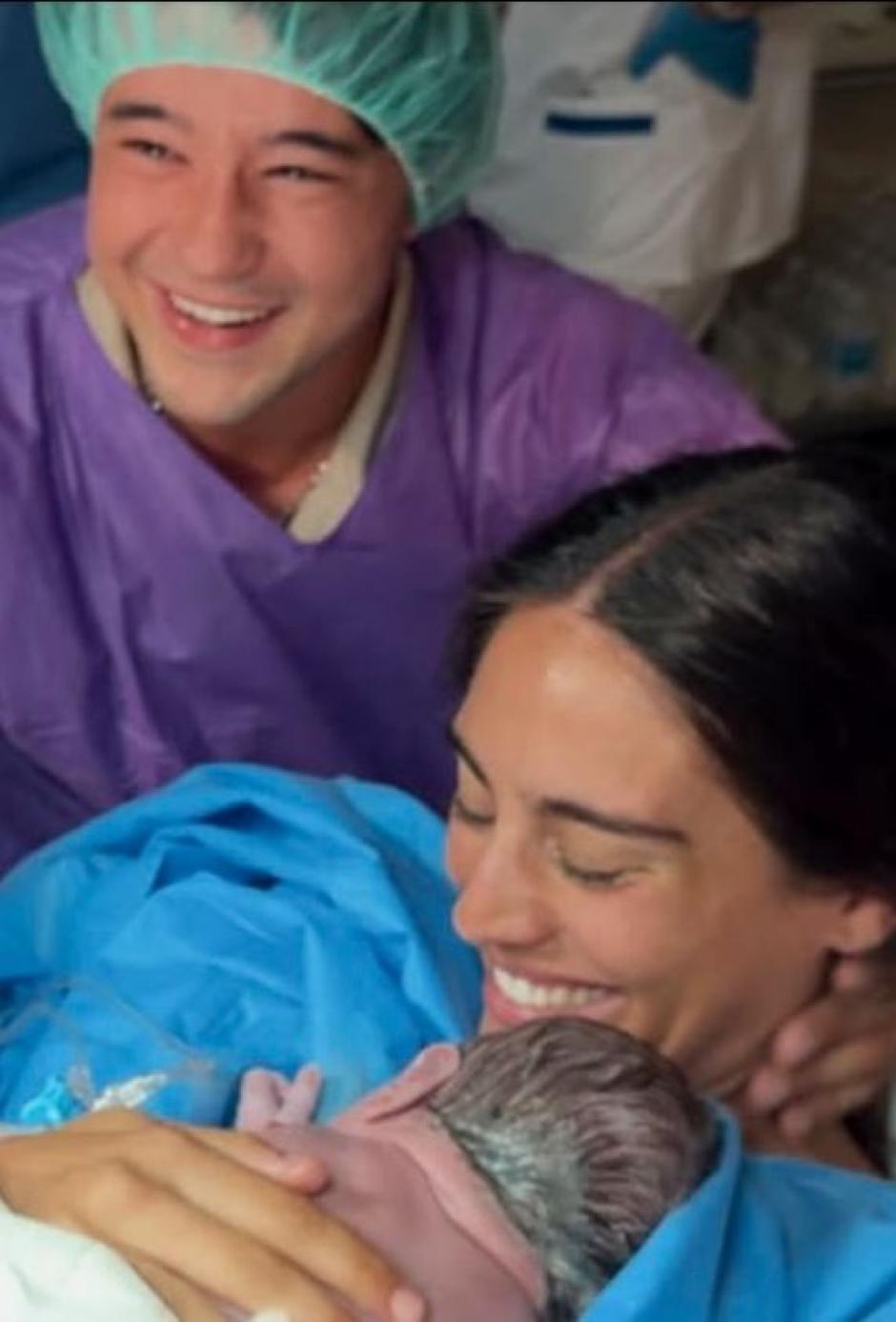 María y Quique, con su hijo recién nacido, en una foto que compartieron en redes