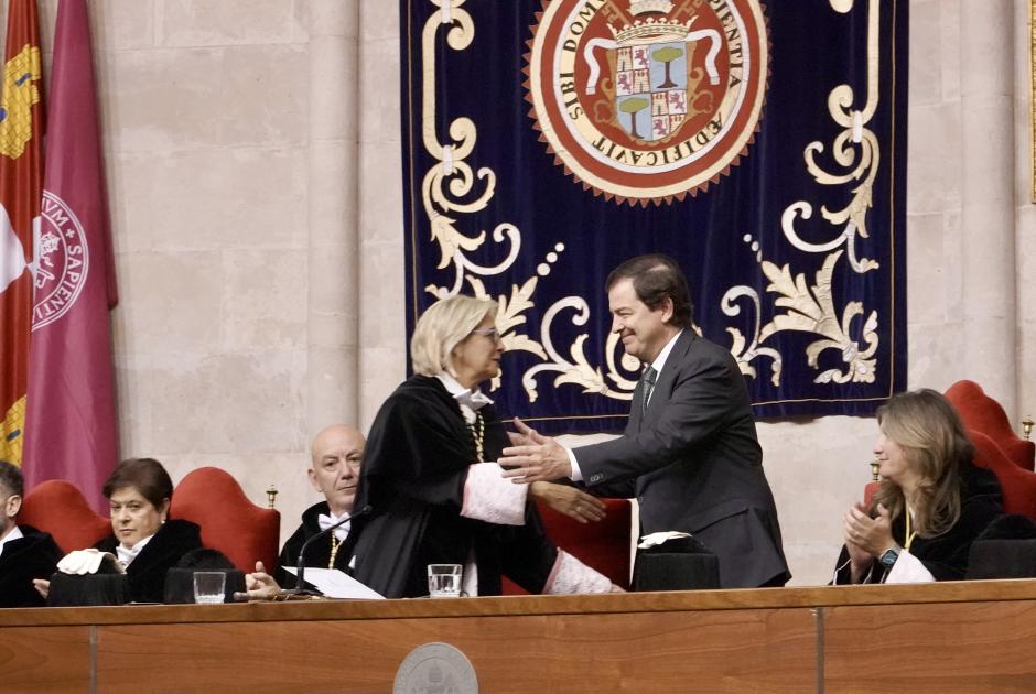 Mañueco saluda a la rectora de la Universidad de Valladolid, Pilar Garcés, este viernes