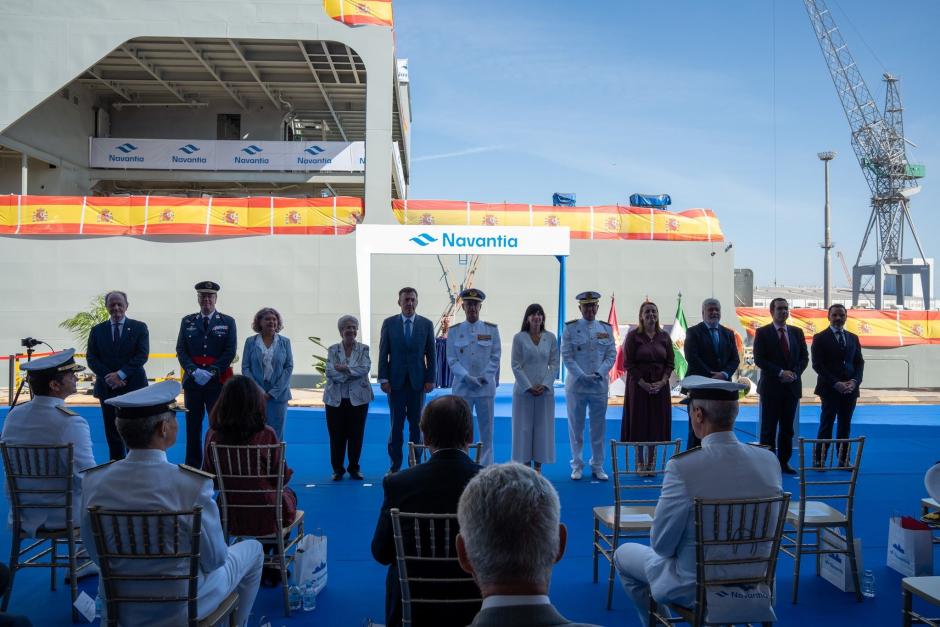 Foto de familia de la botadura del BAM-IS Poseidón, presidida por el Jefe de Estado Mayor de la Armada, Almirante General Antonio Piñeiro