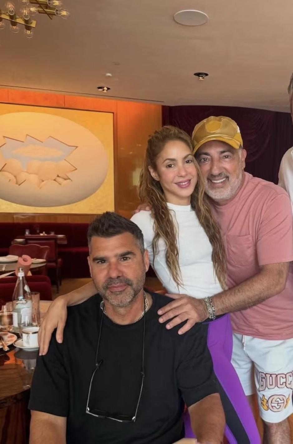 Antonio de la Rúa (de negro) con Shakira este verano