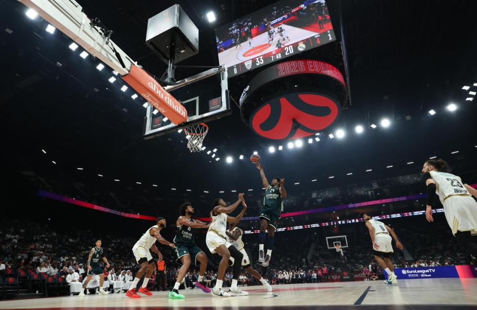 Andrés Feliz lanzando a canasta durante un momento del partido