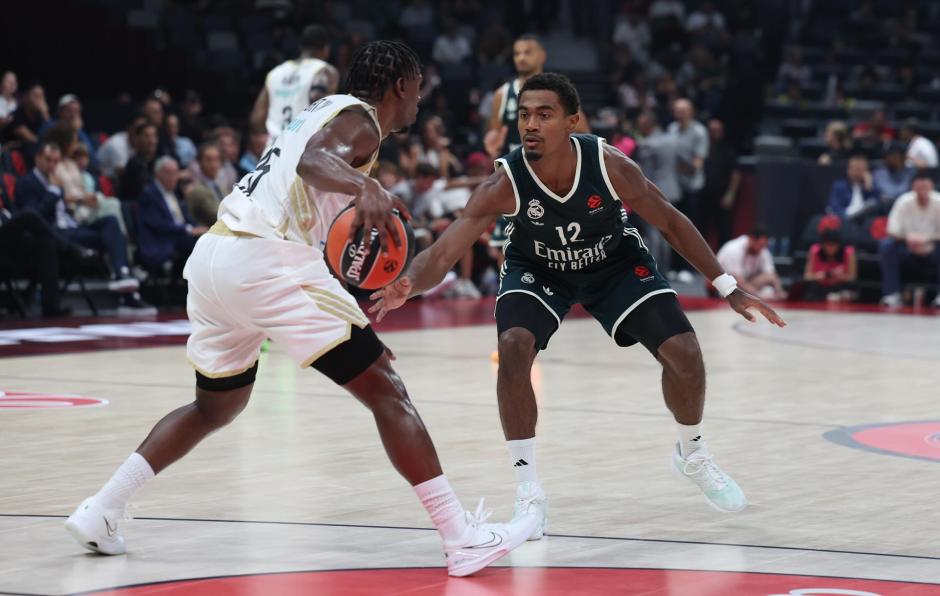 Mckinley Wright IV  frente a Theo Maledon durante un lance del encuentro