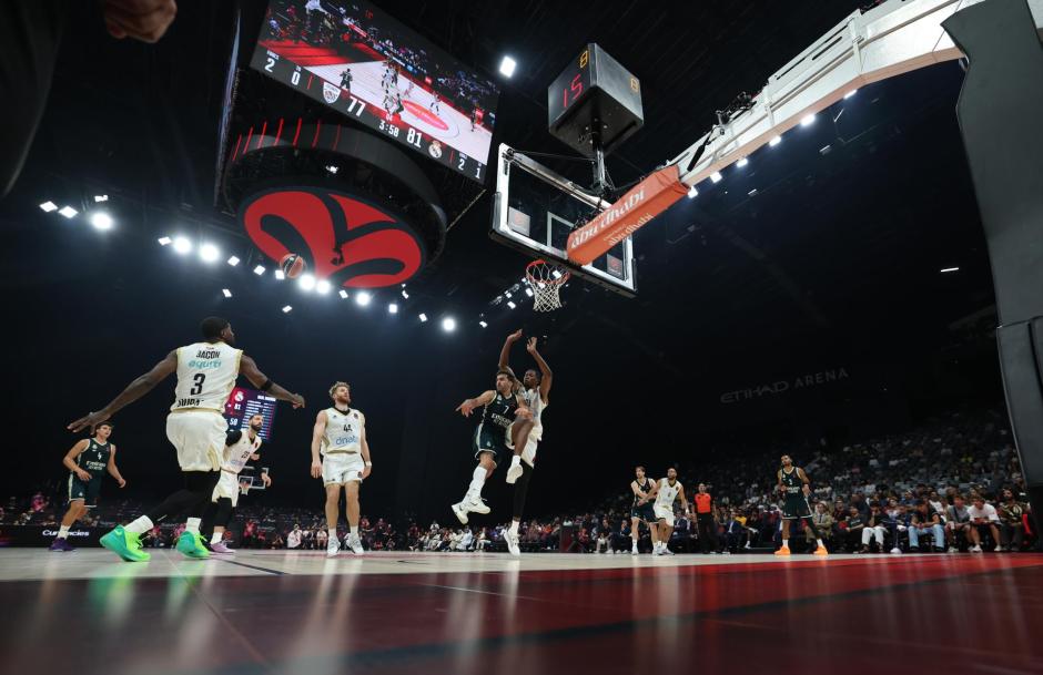 Facunco Campazzo pasando el balón justo antes de entrar a canasta