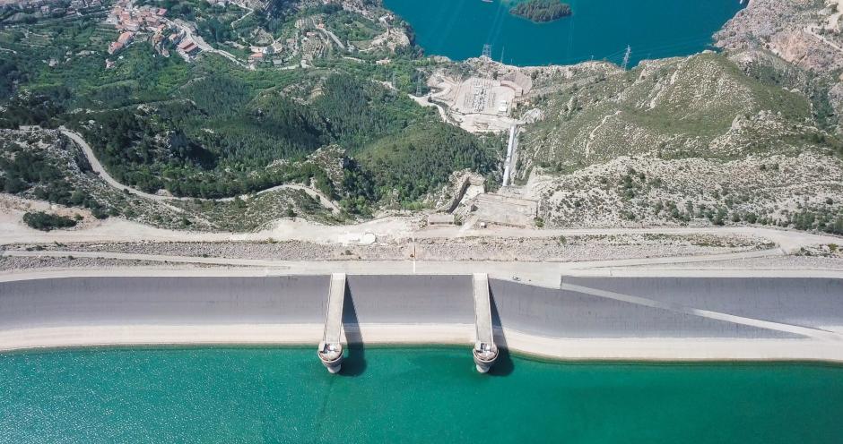 Embalse de Cortes visto desde el depósito situado en lo alto de la montaña