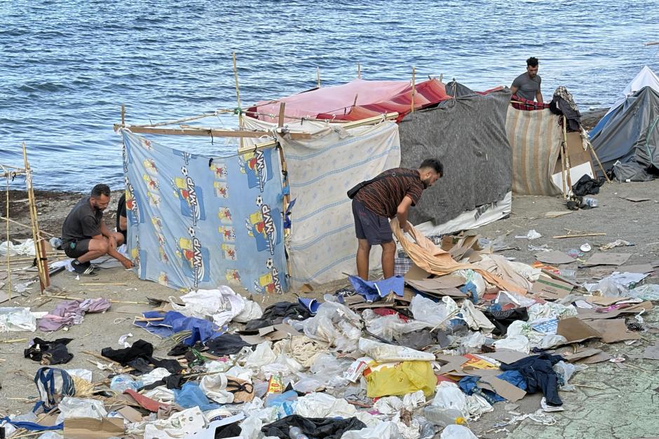 Campamento instalado en la playa del Trampolín este viernes