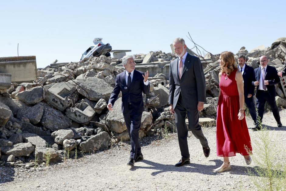 El Rey, el pasado martes con el ministro Grande-Marlaska, en el campo de entrenamientos de la Escuela de Protección Civil