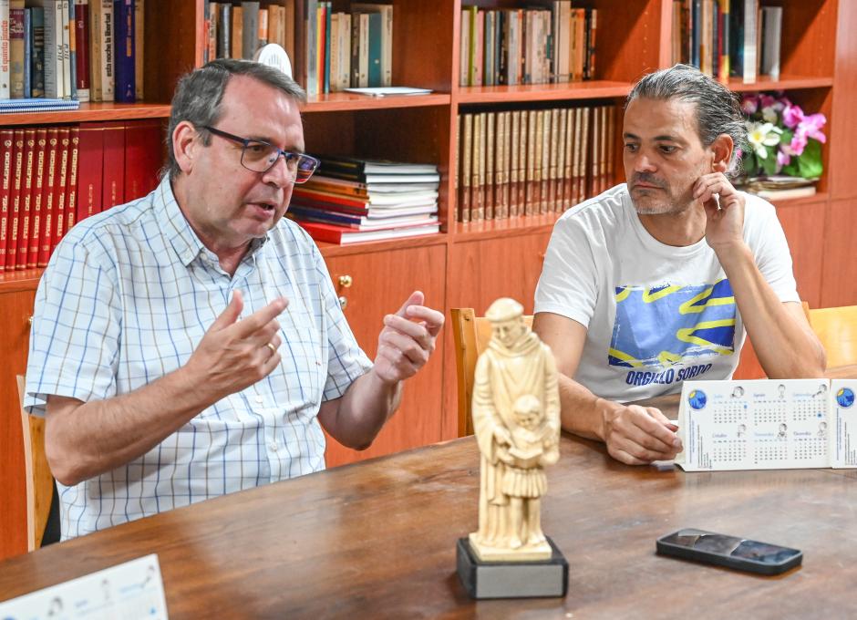 Dos miembros de la Asociación de Personas Sordas Fray Pedro Ponce de León
