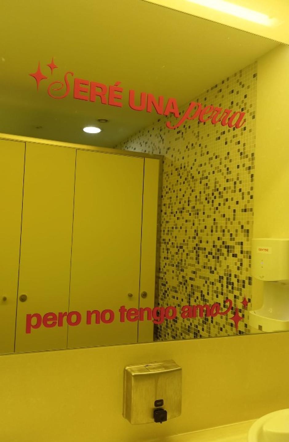 Frase en los espejos de los baños de mujeres de la facultad de Educación de la UA
