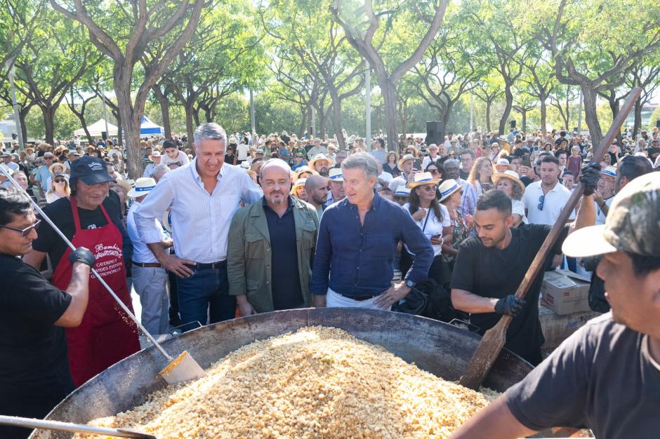 El presidente del PP nacional, Alberto Núñez Feijóo y el líder del PP catalán, Alejandro Fernández, clausuran un acto multitudinario en Badalona junto al alcalde Xavier Albiol