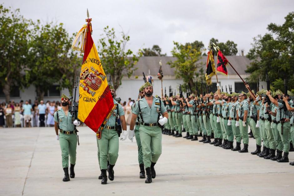 Renovación del compromiso con España y despedida ante la Bandera de personal vinculado con la Unidad en el acto conmemorativo del aniversario de la Legión