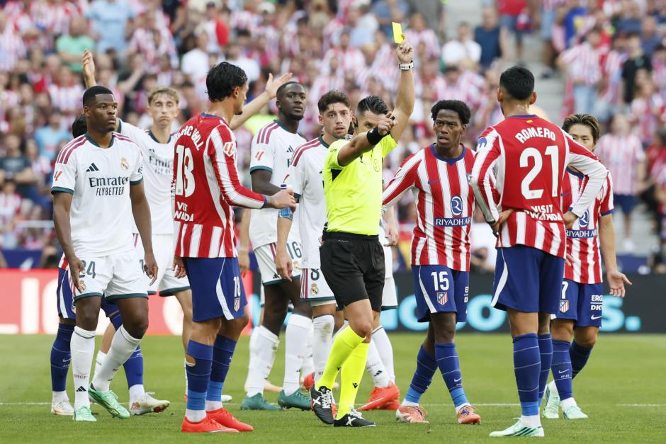 El árbitro Miguel Ángel Ortiz saca tarjeta amarilla al jugador del Atlético de Madrid, Cuti Romero