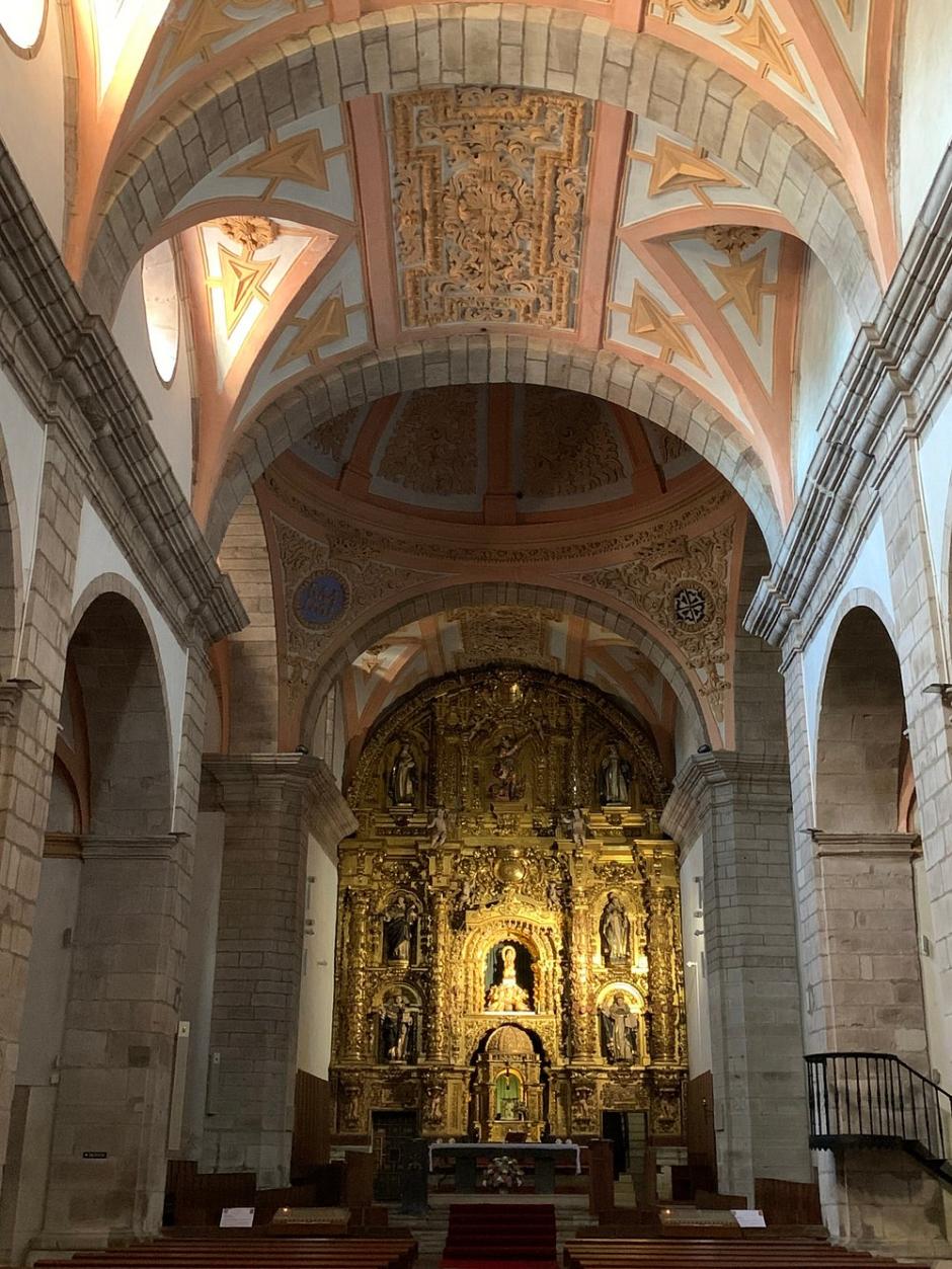 La iglesia del santuario, con su soberbio retablo churrigueresco
