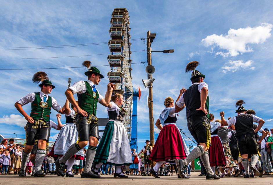 Grupo de baile con los trajes tradicionales de Baviera