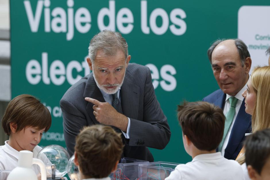 Don Felipe anima a formarse a unos escolares que hacen experimentos de electricidad