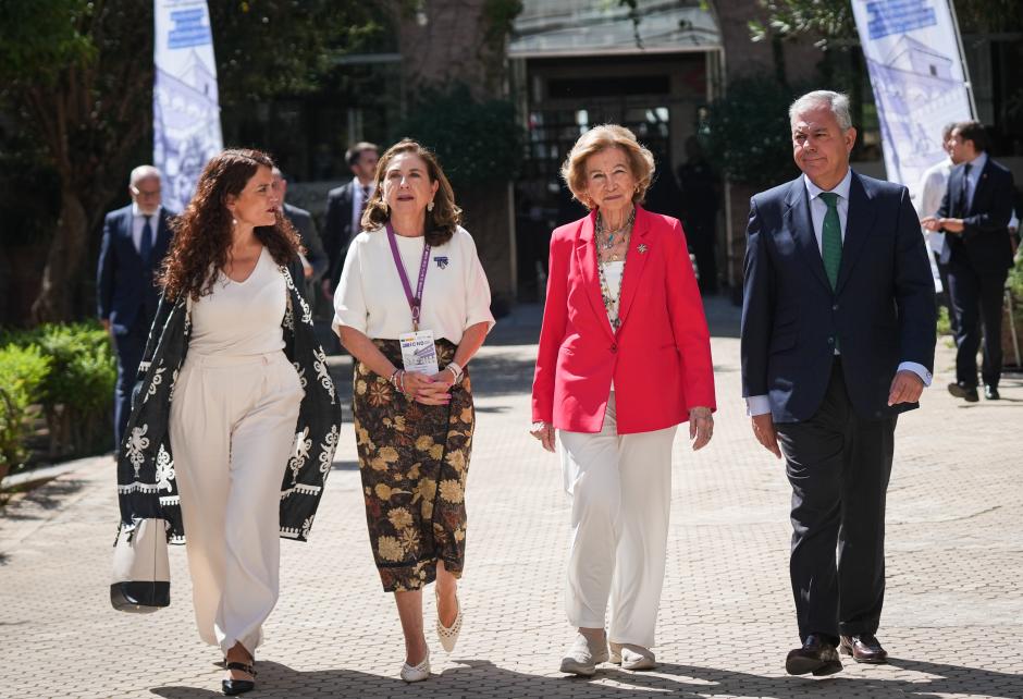 La Reina Doña Sofía (2d) acompañada por el alcalde de Sevilla, José Luis Sanz, a su llegada para presidir la inauguración del Congreso Internacional de Enfermedades Neurodegenerativas. A 21 de septiembre de 2026 en Sevilla (Andalucía, España).,Image: 1137041297, License: Rights-managed, Restrictions: , Model Release: no  , Credit line: María José López / Europa Press