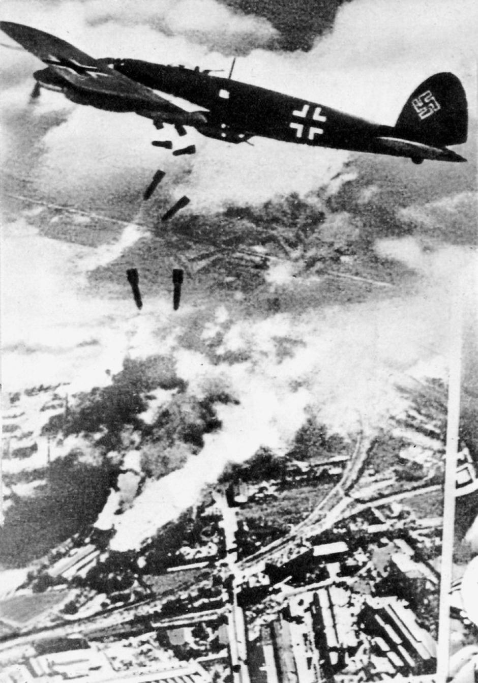 Aviones alemanes Heinkel He 111 bombardeando Varsovia, septiembre de 1939