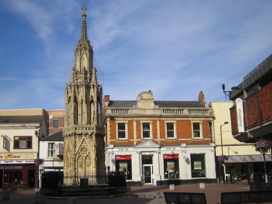 Una de las cruces de Leonor que aún se conserva, en el centro de la Waltham Cross, Hertfordshire