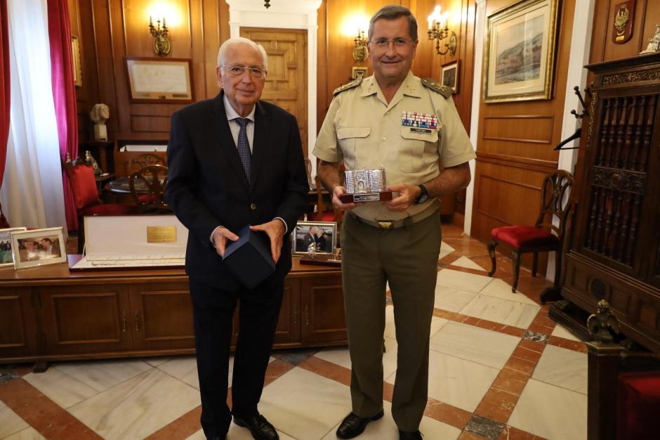 El JEME mantiene un encuentro con el presidente de la Ciudad Autónoma, Juan José Imbroda