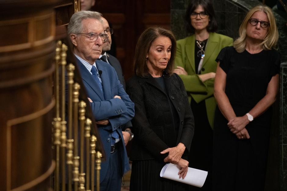 El periodista Iñaki Gabilondo y la cantante Ana Belén durante la celebración del Día Internacional de la Paz con un homenaje a Pau Casals
