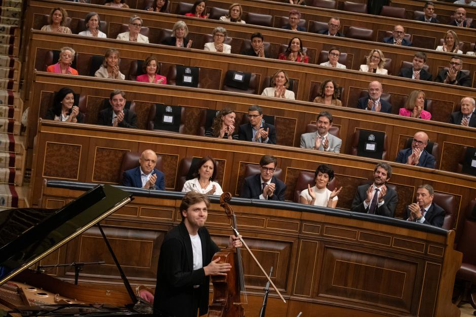 El violonchelista Ettore Pagano durante la celebración del Día Internacional de la Paz