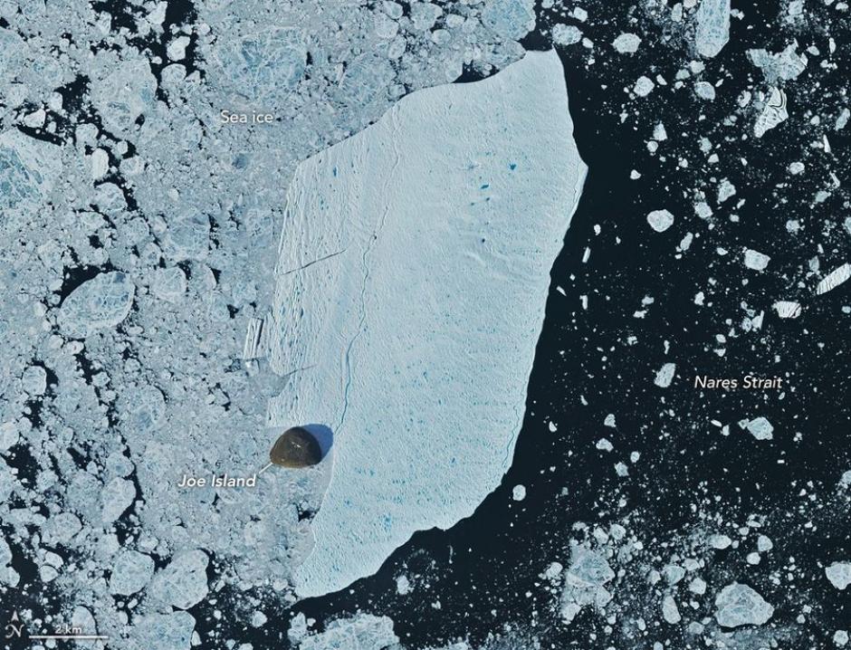 El iceberg desprendido en agosto chocando con la isla Joe