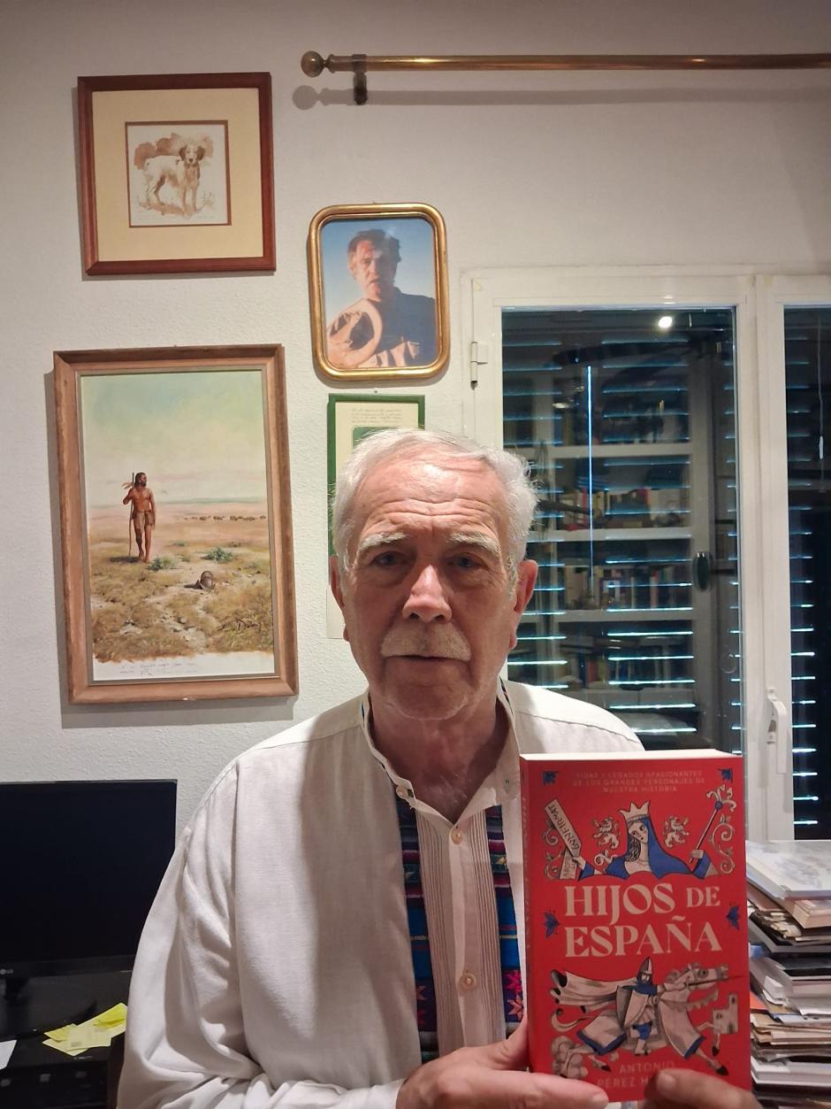 Antonio Pérez Henares posando junto a su nuevo libro 'Hijos de España'