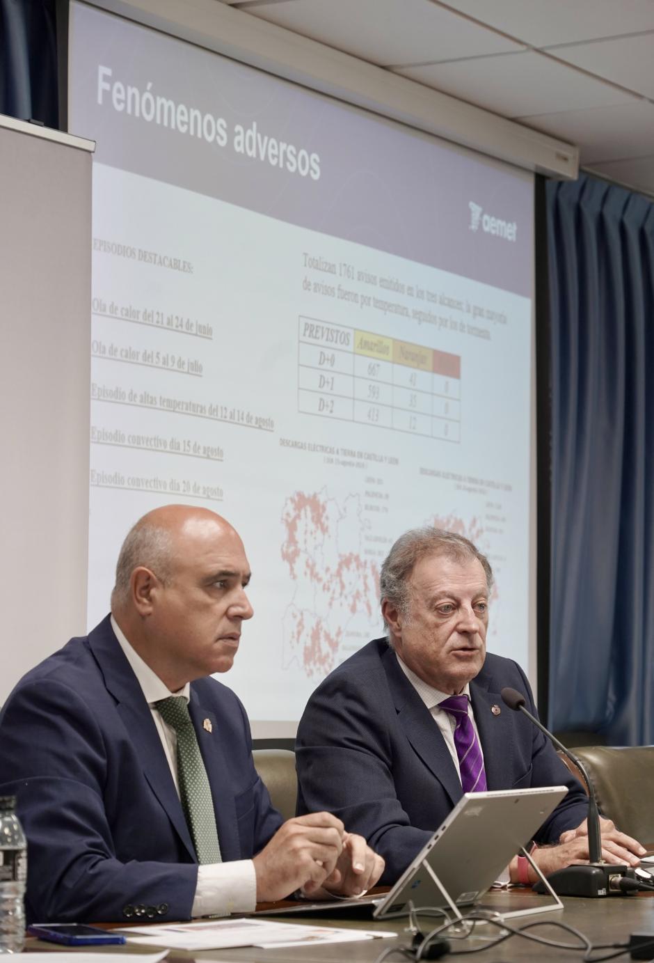 El delegado territorial de la Aemet en Castilla y León, Manuel Mora, acompañado por el subdelegado Jacinto Canales, comparece ante los medios para realizar un resumen climático del verano y la predicción estacional para el otoño