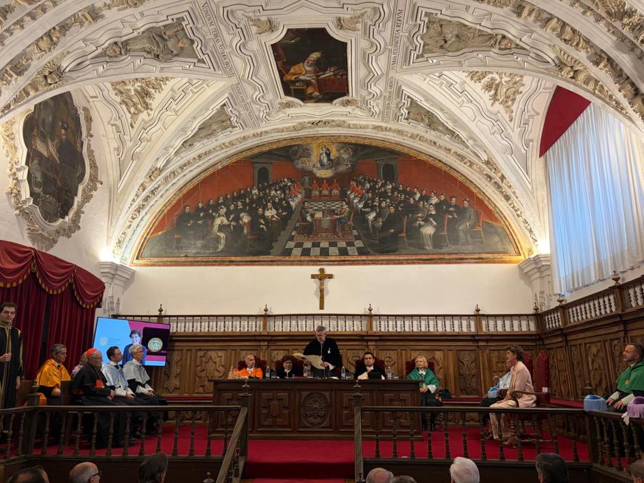 Acto oficial de entrega de la Medalla de Oro en la UPSA a María San Gil