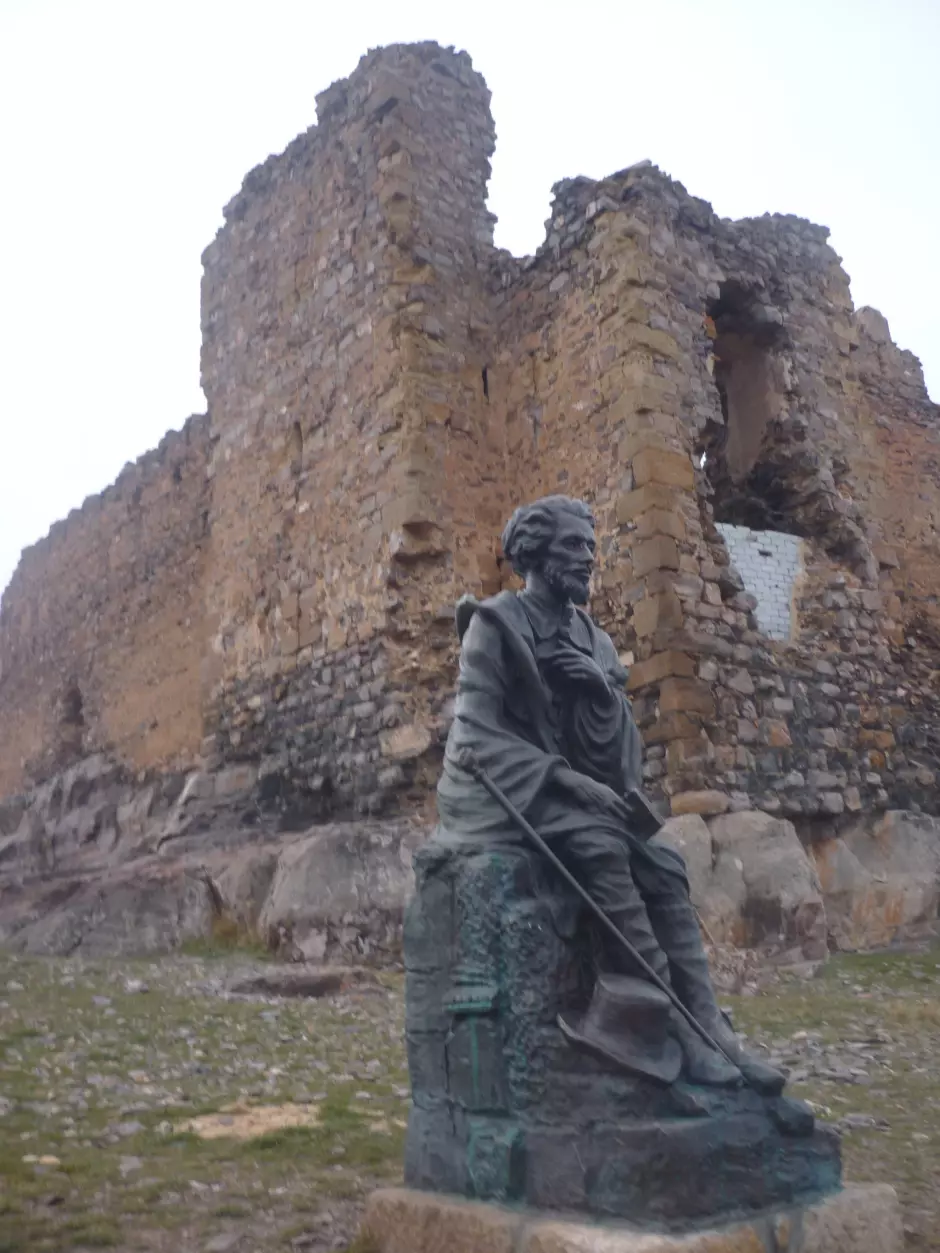 Estatua de Bécquer junto al castillo de Trasmoz
