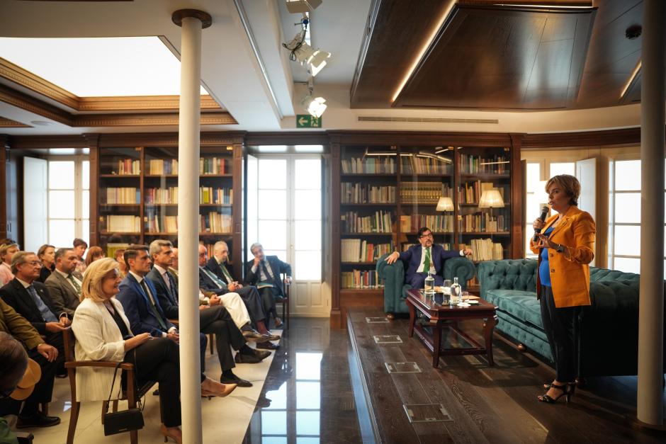 La exministra Fátima Báñez, en primera fila, entre los asistentes a la conferencia impartida por Soraya Sáenz de Santamaría