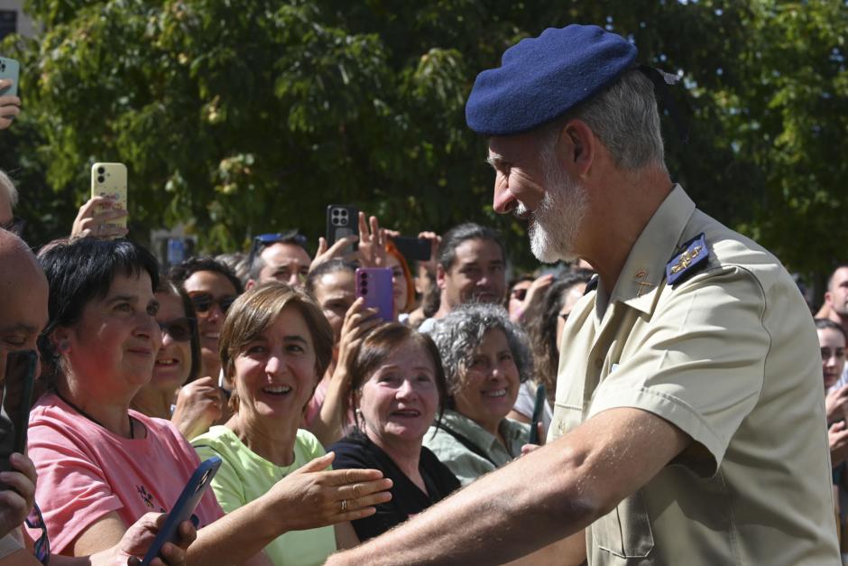 El Rey saluda a varias ciudadanas tras visitar la CiberComandancia de la Guardia Civil en León