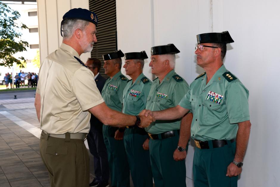 El Rey recibe el saludo de los responsables de la CiberComandancia de la Guardia Civil, situada en León