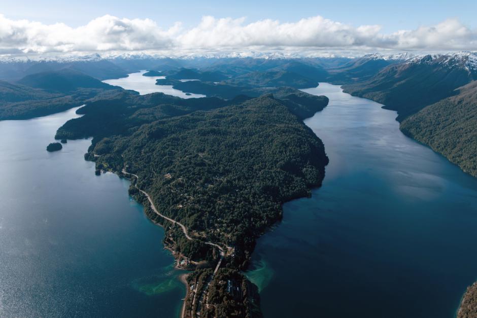 Vista aérea de Villa La Angostura, entre los lagos Nahuel Huapi y Correntoso, en la Ruta 40 de Argentina