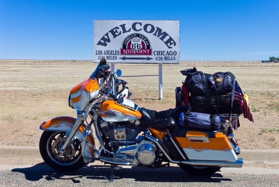 Harley Davidson en el punto que marca la mitad de la Ruta 66